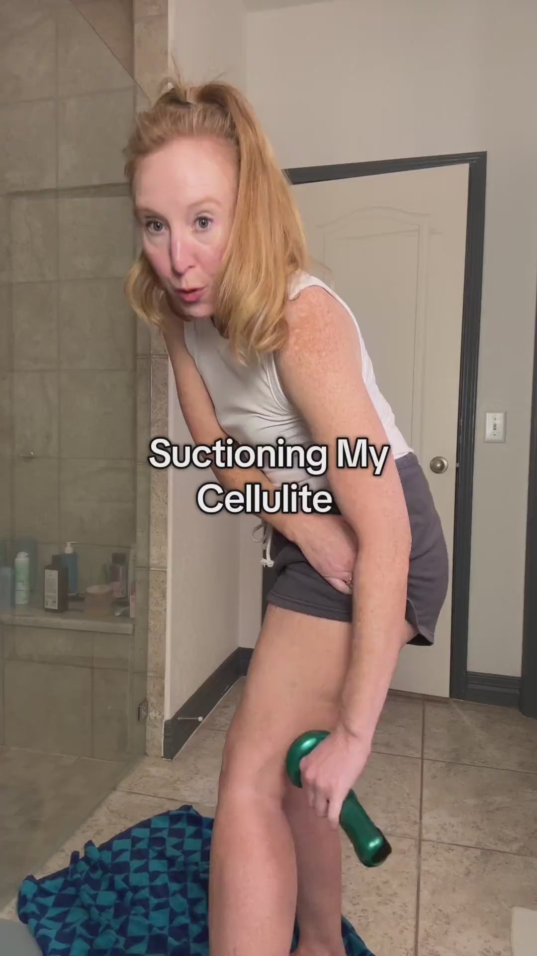 Woman using the Revimus Anti-Cellulite Massager for a smoothing body sculpting routine